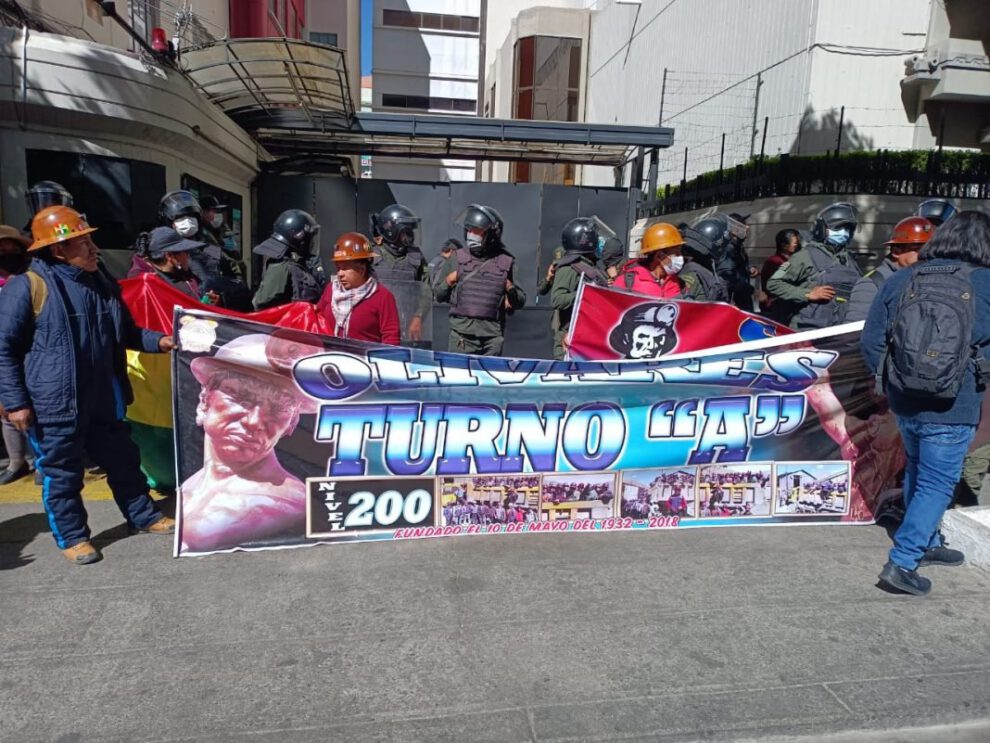 Mineros de Huanuni bloquean la sede de Gobierno