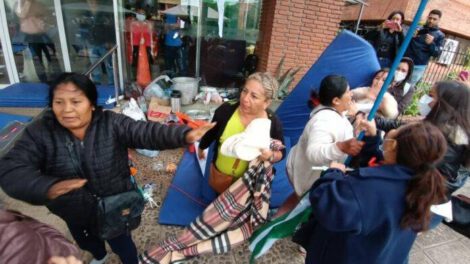 Conflictos en puertas de la Gobernación en Santa Cruz