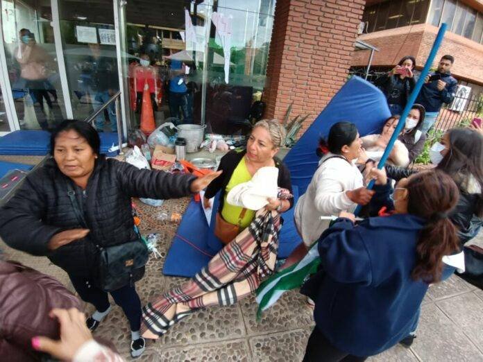 Conflictos en puertas de la Gobernación en Santa Cruz