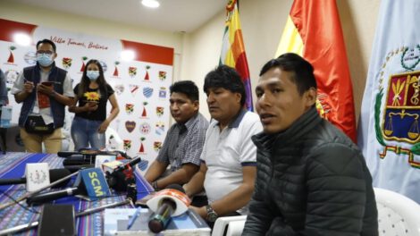Evo Morales pide que bono Juancito Pinto se pague en los colegios