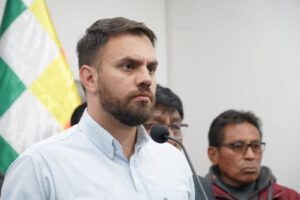 Autorización de vidrios polarizados en conferencia de prensa con Eduardo del Castillo
