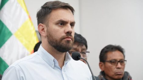 Autorización de vidrios polarizados en conferencia de prensa con Eduardo del Castillo