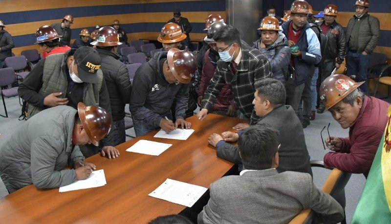 Gobierno y mineros de Huanuni firman acuerdo