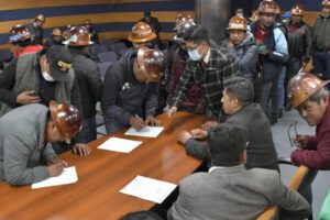 Gobierno y mineros de Huanuni firman acuerdo