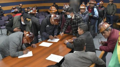 Gobierno y mineros de Huanuni firman acuerdo