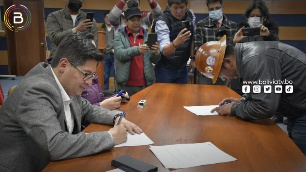Acuerdo Gobierno Mineros Huanuni firmado por Marcelo Montenegro y Ronald Mamani