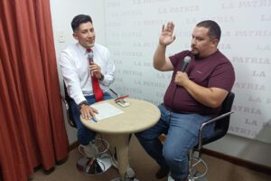 Pablo Osorio comediante en su show de stand up