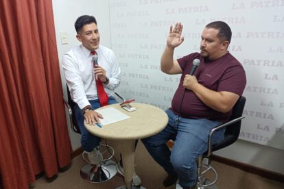 Pablo Osorio comediante en su show de stand up