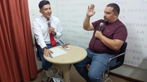 Pablo Osorio comediante en su show de stand up