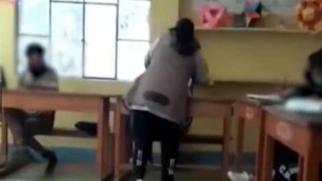 Maestra agrediendo a un estudiante en Cochabamba