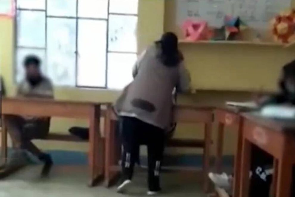 Maestra agrediendo a un estudiante en Cochabamba