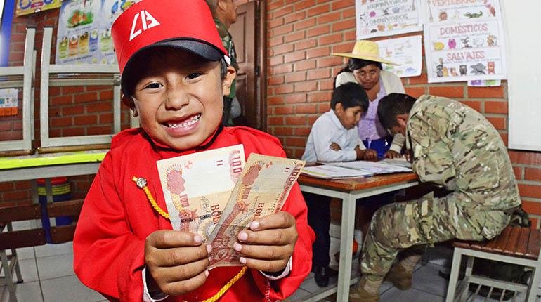 Estudiante cobra su bono Juancito Pinto