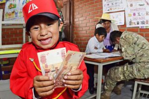 Estudiante cobra su bono Juancito Pinto