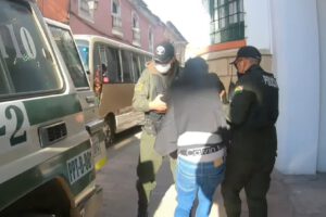 Consumo de bebidas alcohólicas en tribunal de justicia en Potosí