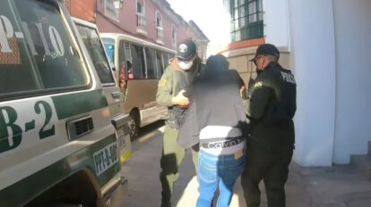 Consumo de bebidas alcohólicas en tribunal de justicia en Potosí