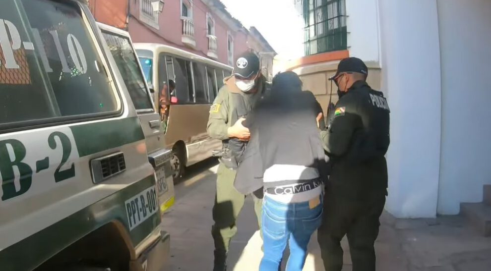 Consumo de bebidas alcohólicas en tribunal de justicia en Potosí