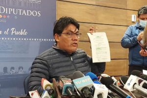 Héctor Arce del Movimiento Al Socialismo en conferencia sobre política boliviana