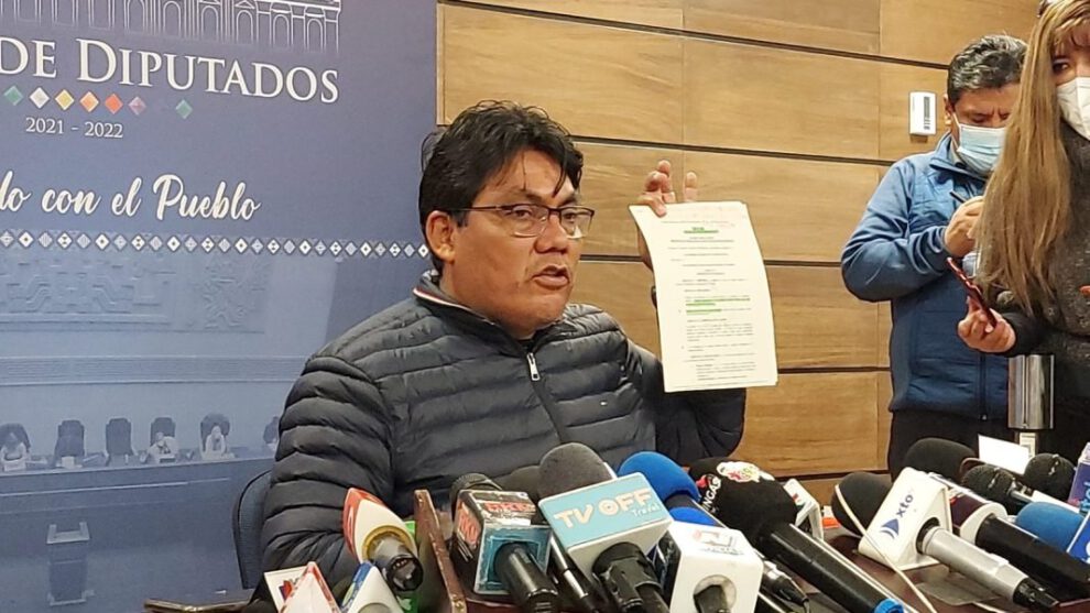 Héctor Arce del Movimiento Al Socialismo en conferencia sobre política boliviana