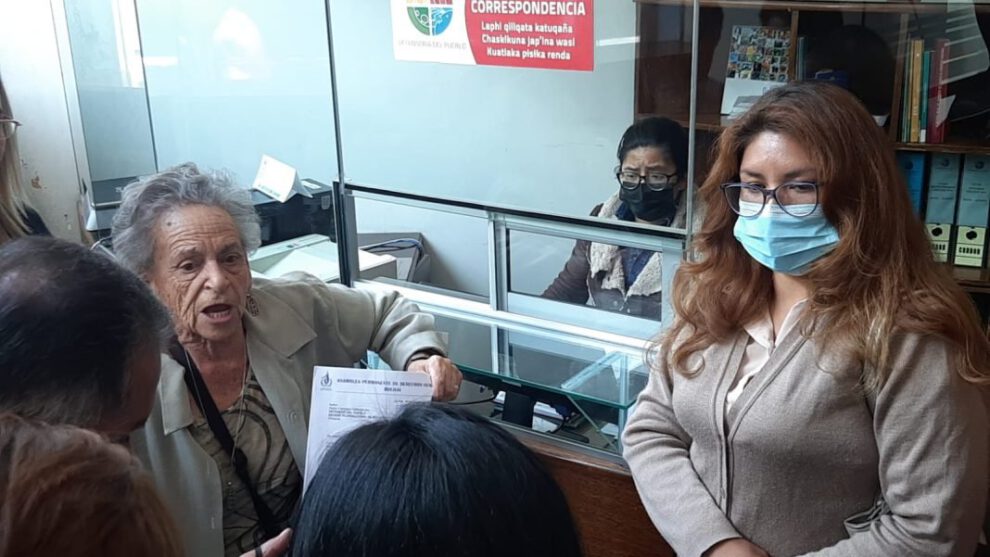 Amparo Carvajal arremete contra el Defensor del Pueblo