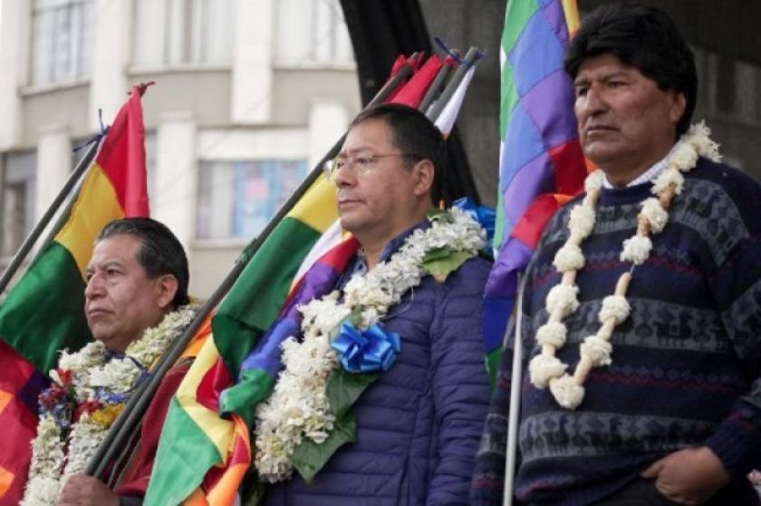 David Choquehuanca, Luis Arce y Evo Morales en un acto del MAS sobre desestabilización de la democracia