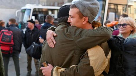 Reservistas rusos se despiden de familiares y conocidos antes de su partida