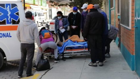El vuelco de un bus en la carretera La Paz - Oruro dejó 13 heridos