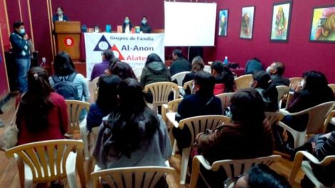 Reunión abierta del Grupo de familia Al-Anon/Alateen Oruro para pasar el mensaje sobre el alcoholismo