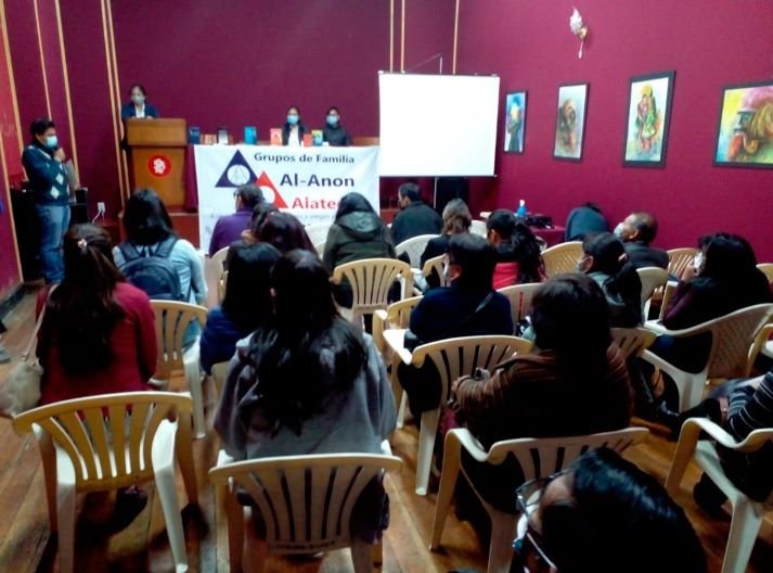 Reunión abierta del Grupo de familia Al-Anon/Alateen Oruro para pasar el mensaje sobre el alcoholismo