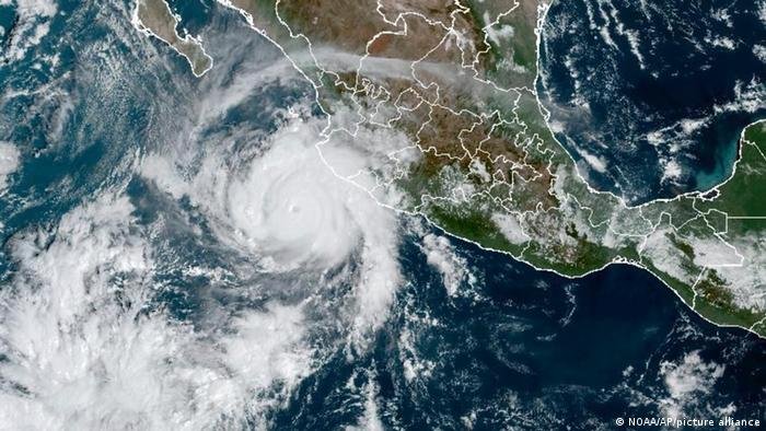Imagen de satélite del huracán Roslyn acercándose a México