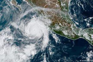 Imagen de satélite del huracán Roslyn acercándose a México