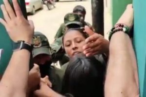 Gasificación de diputados al intentar verificar el estado de los cívicos arrestados
