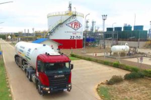 Desabastecimiento de combustible en Santa Cruz por bloqueos de caminos