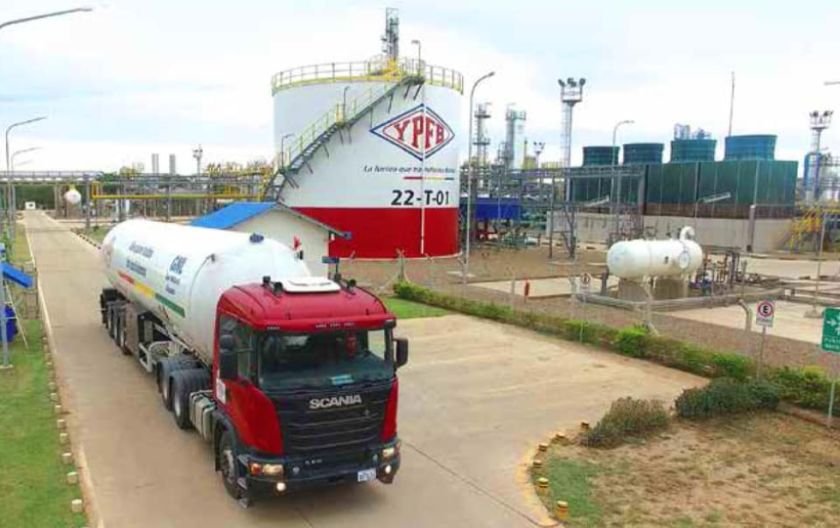 Desabastecimiento de combustible en Santa Cruz por bloqueos de caminos