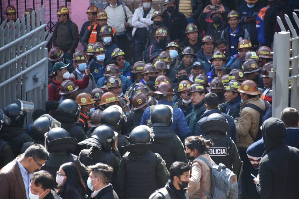 Ciudadanos frustran intento de toma del Teleférico Morado por mineros auríferos