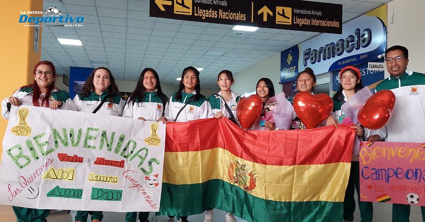 La delegación boliviana que participó en el mundial de fútbol infantil en Qatar