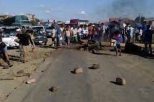 Bloqueo en Santa Cruz por campesinos