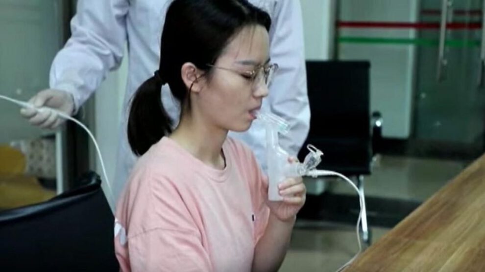 Vacuna inhalable contra el Covid-19 presentada en China