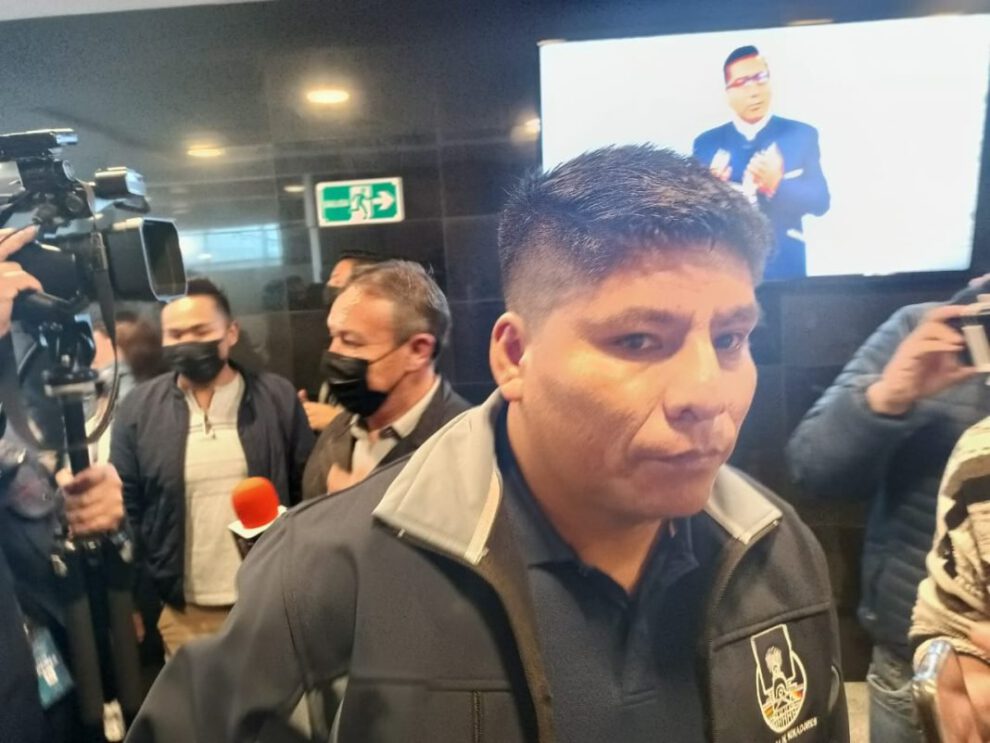 Senador Loza critica grupos de choque