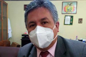 Luis Larrea, Presidente del Colegio Médico de Bolivia, interceptado conduciendo bajo grado alcohólico
