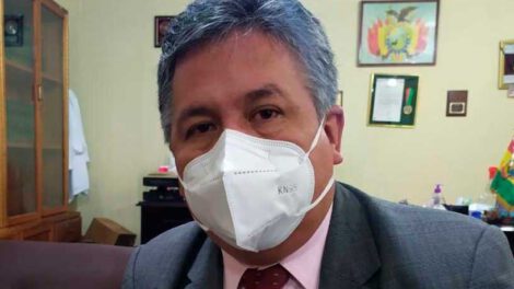 Luis Larrea, Presidente del Colegio Médico de Bolivia, interceptado conduciendo bajo grado alcohólico