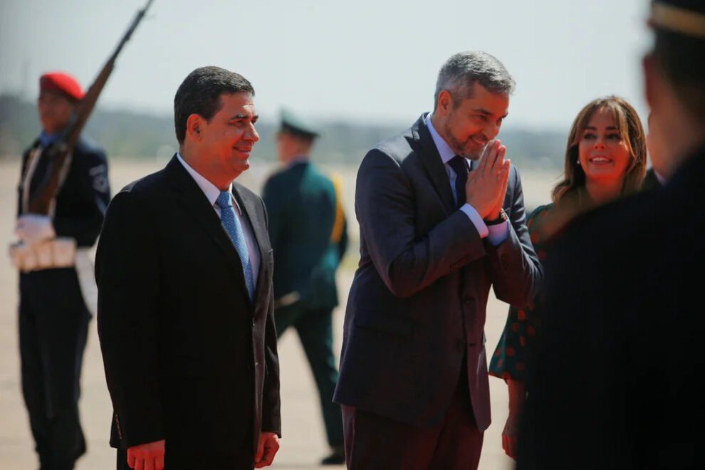 Vicepresidente de Paraguay, Hugo Velázquez, al lado del mandatario Mario Abdo