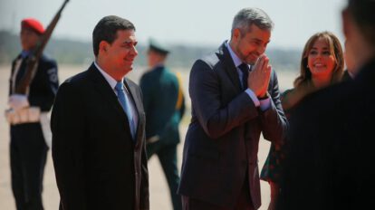 Vicepresidente de Paraguay, Hugo Velázquez, al lado del mandatario Mario Abdo