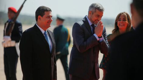 Vicepresidente de Paraguay, Hugo Velázquez, al lado del mandatario Mario Abdo