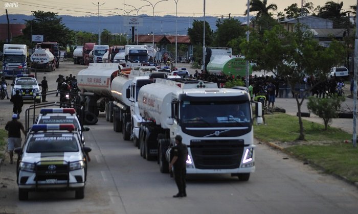 Enfrentamientos en la refinería de Santa Cruz