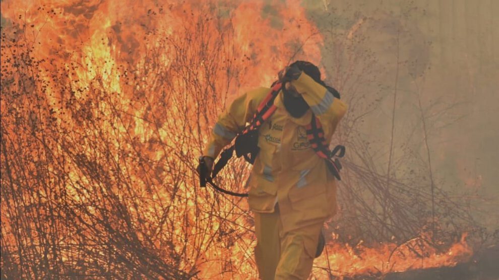 Incendio en el Parque Tunari amenaza viviendas y piden ayuda para los Bomberos