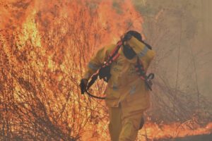 Incendio en el Parque Tunari amenaza viviendas y piden ayuda para los Bomberos