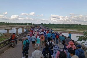 Marcha de sectores sociales que se dirige a Santa Cruz