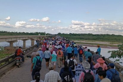 Marcha de sectores sociales que se dirige a Santa Cruz