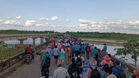 Marcha de sectores sociales que se dirige a Santa Cruz