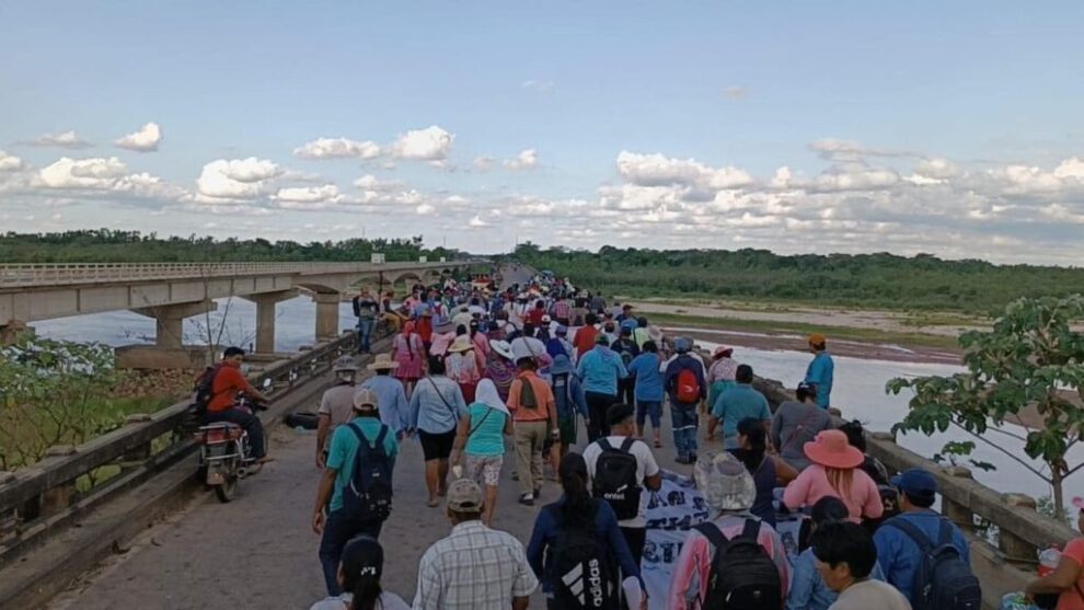 Marcha de sectores sociales que se dirige a Santa Cruz